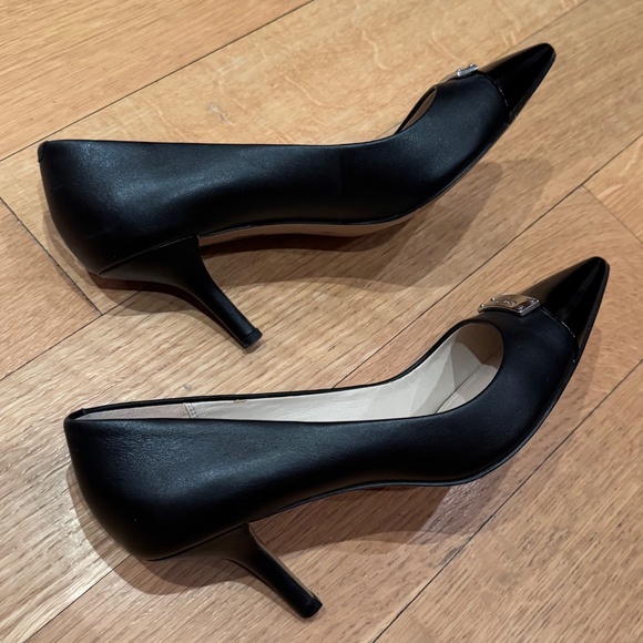 Coach Leather Point Cap Toe logo Black Heels. Size 8.5 - Picture 6 of 9